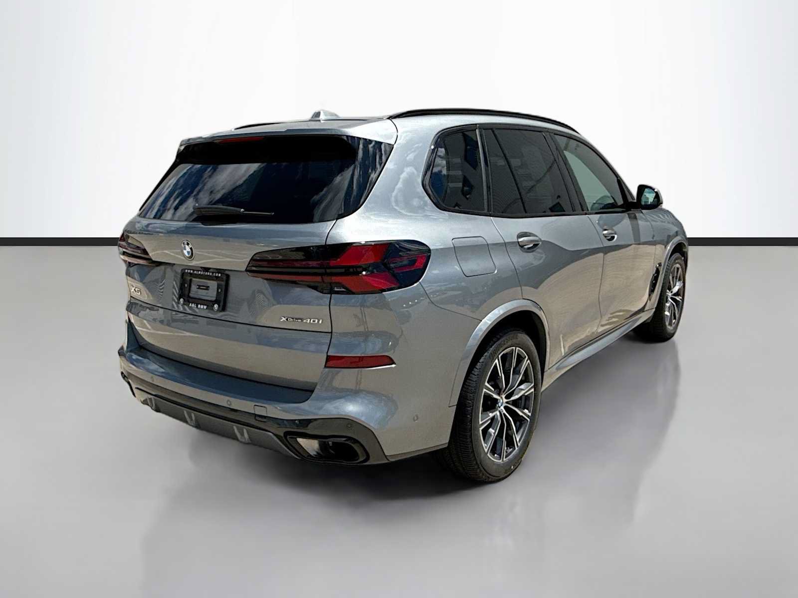 Used 2024 BMW X5 xDrive40i w/ Executive Package AWD/4WD image 3