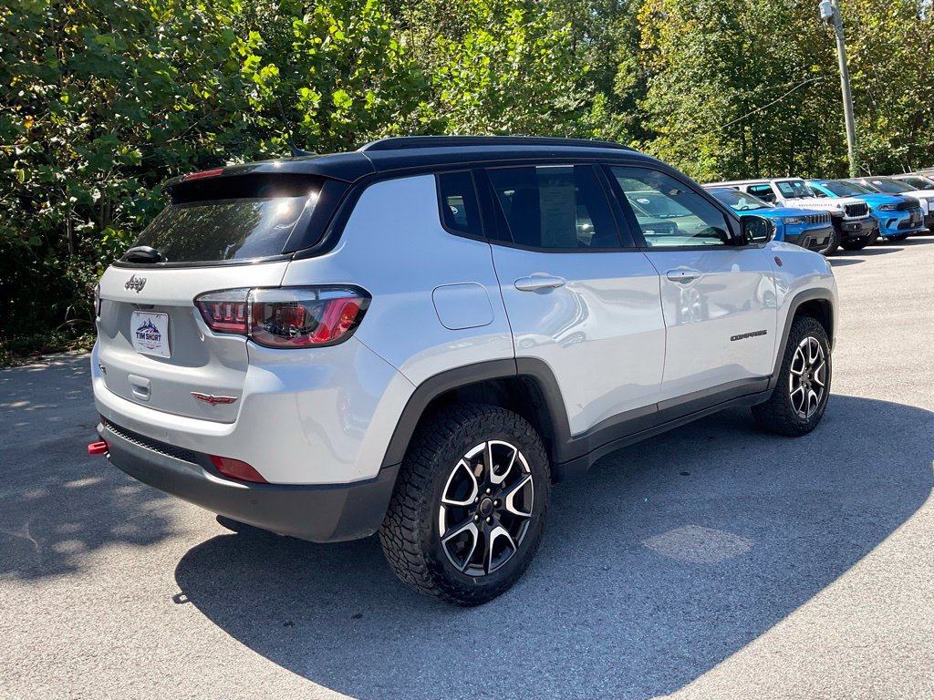 Used 2025 Jeep Compass Trailhawk AWD/4WD image 6