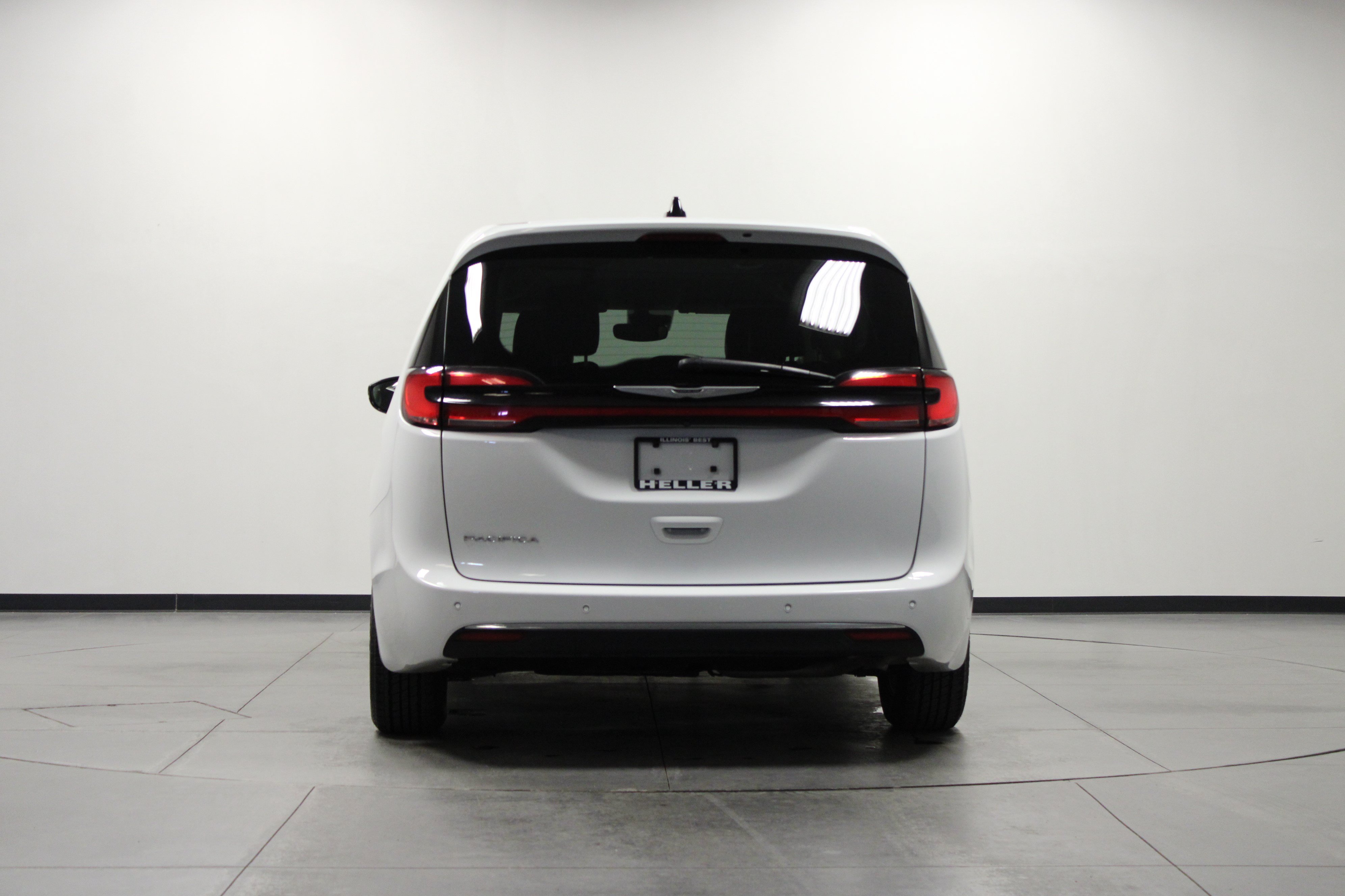 Used 2024 Chrysler Pacifica Touring-L FWD image 5