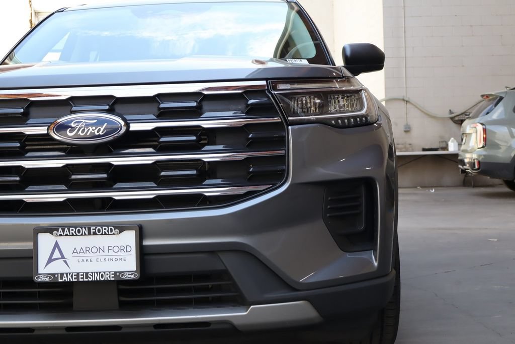 Used 2025 Ford Explorer Active AWD/4WD image 8