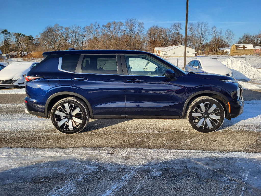 Used 2025 Mitsubishi Outlander SE image 14