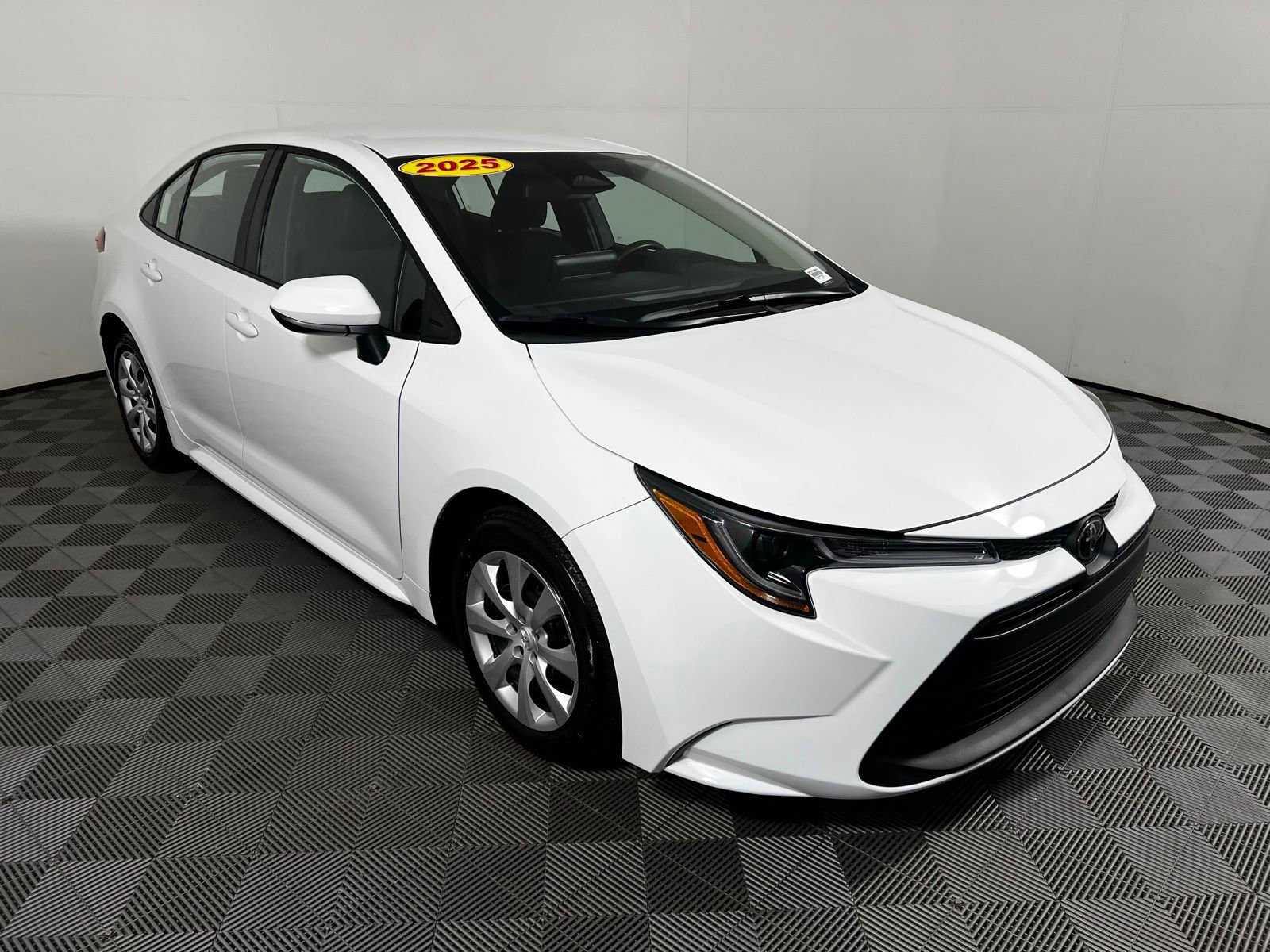 Used 2025 Toyota Corolla LE image 3