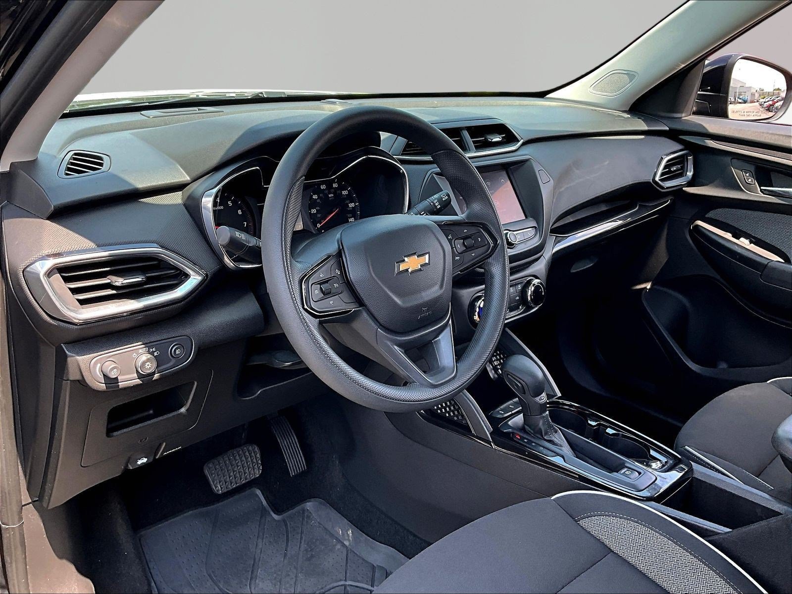 Used 2023 Chevrolet TrailBlazer LT FWD image 16