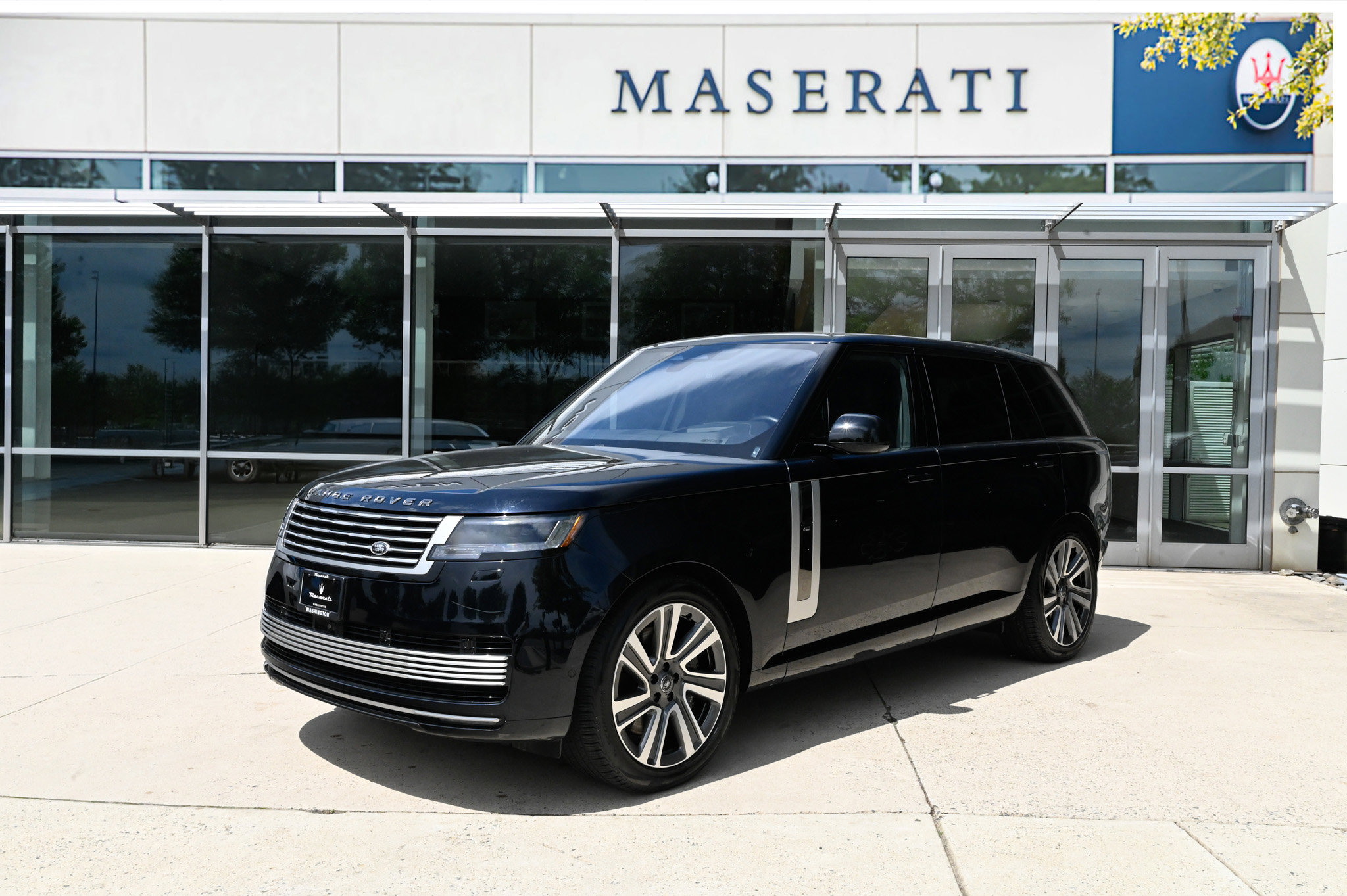 Used 2023 Land Rover Range Rover SV AWD/4WD image 1