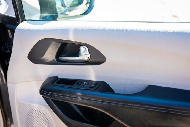 Used 2020 Chrysler Pacifica Limited image 23