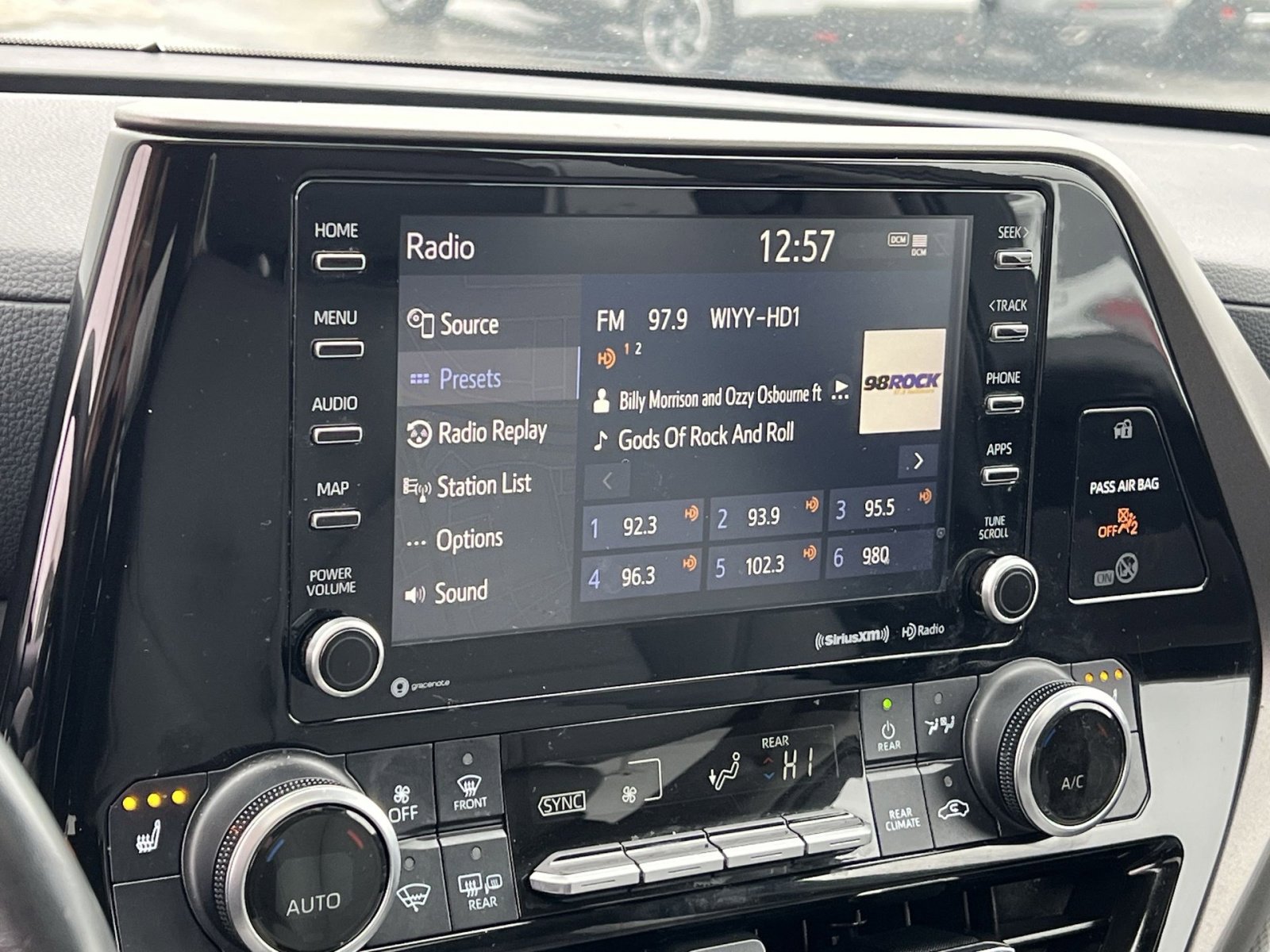 Used 2021 Toyota Highlander XLE image 18