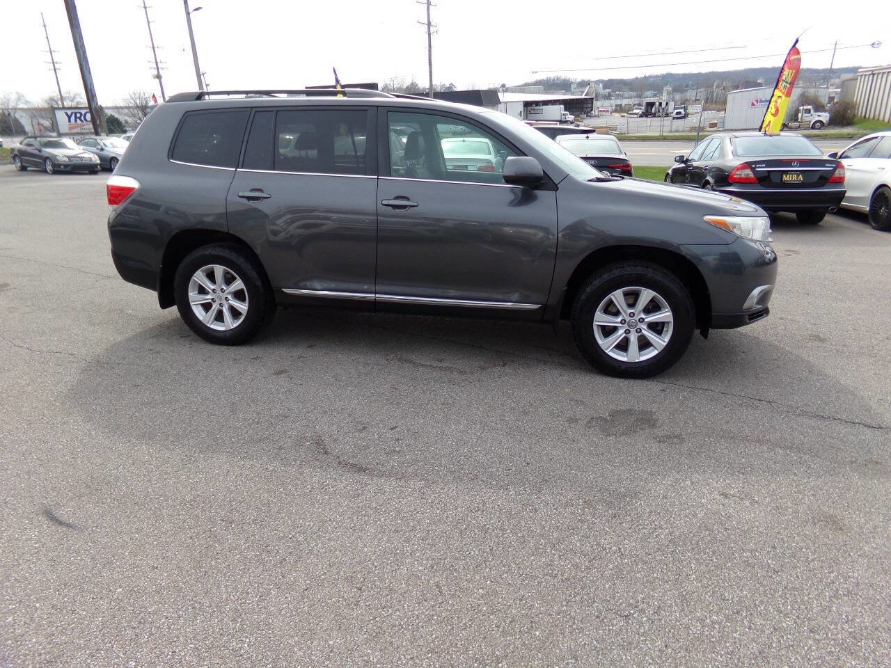 Used 2012 Toyota Highlander SE w/ Tow Pkg image 3