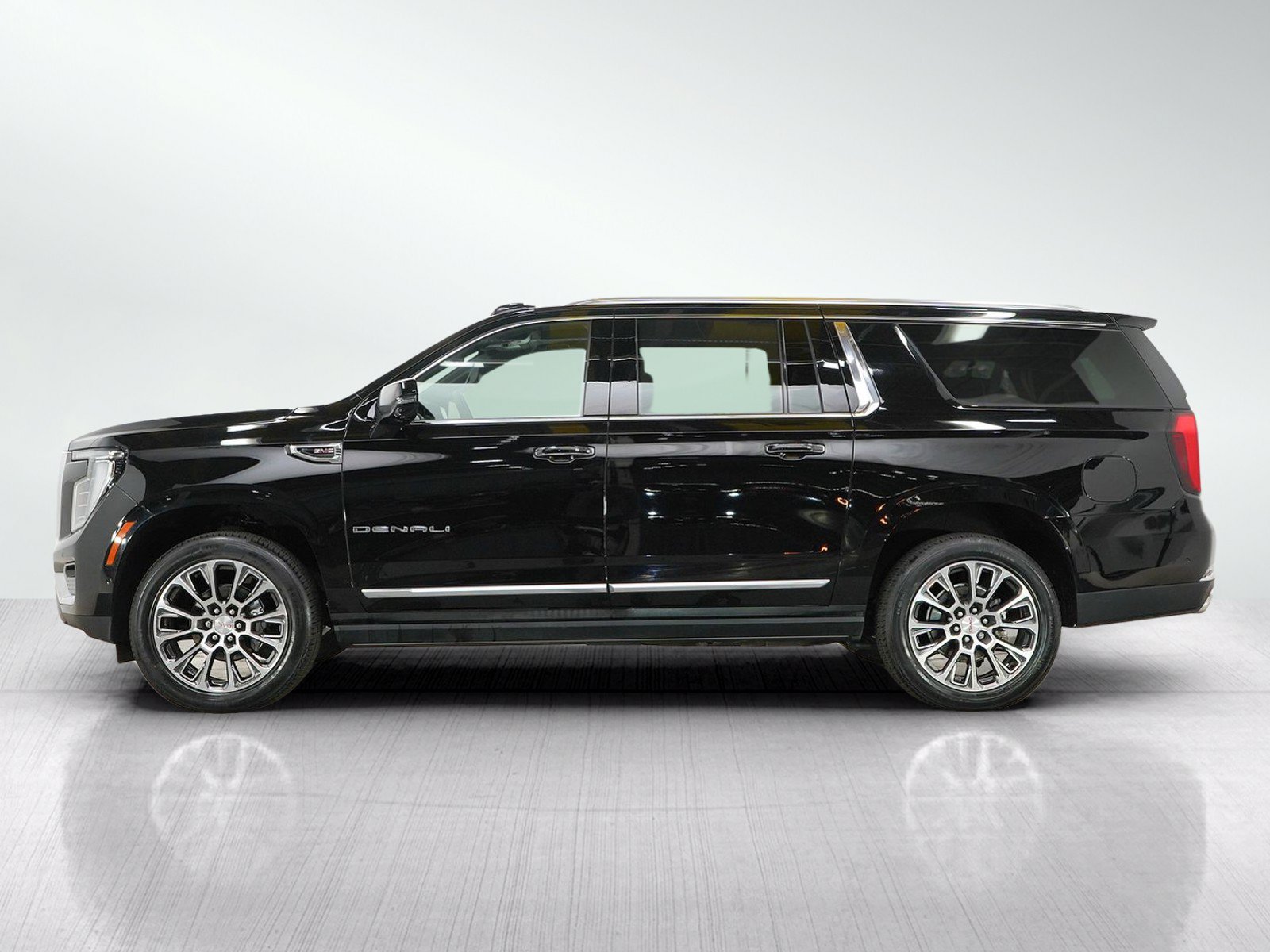Used 2025 GMC Yukon XL Denali w/ Sun & Power Step Package AWD/4WD image 2