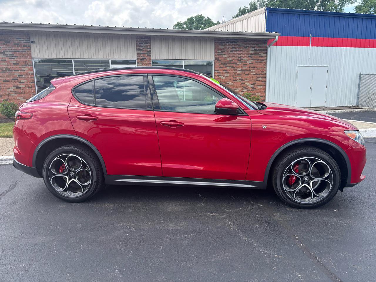 Used 2023 Alfa Romeo Stelvio Ti AWD/4WD image 2