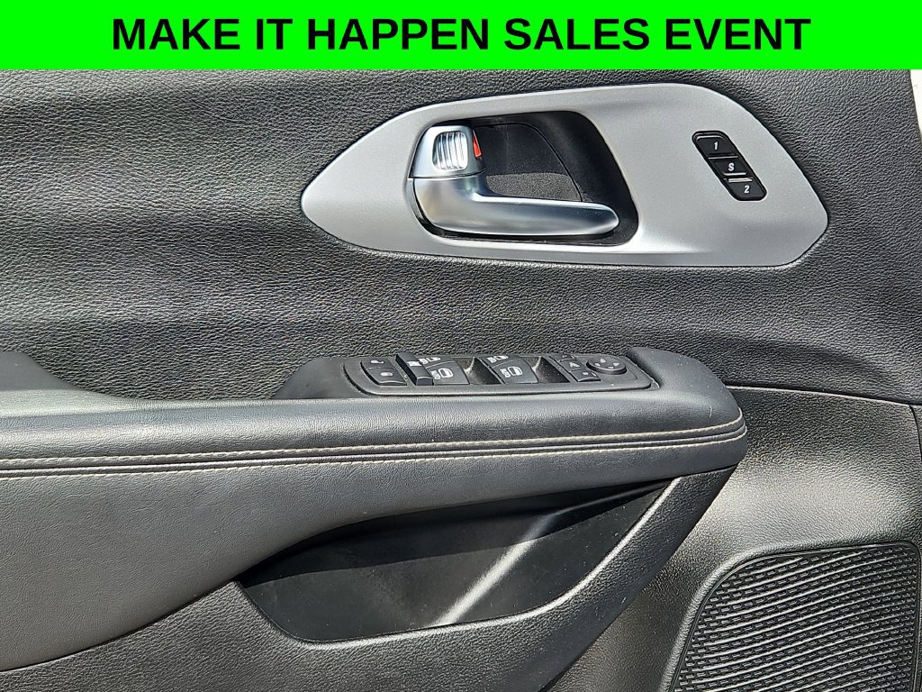 Used 2025 Chrysler Pacifica Limited FWD image 11