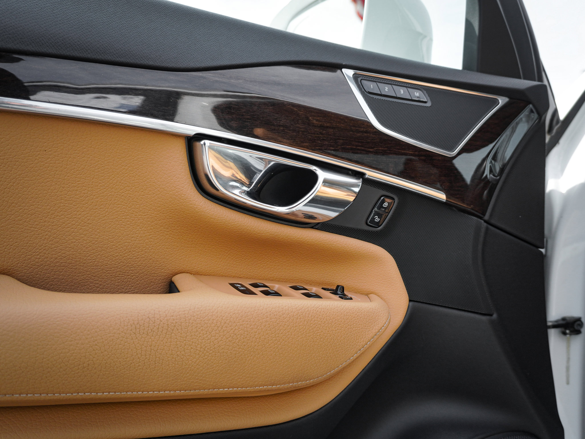 Used 2016 Volvo XC90 T6 Momentum w/ Protection Package Plus image 15