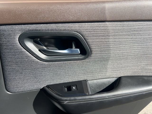 Used 2023 Nissan Rogue SV image 31