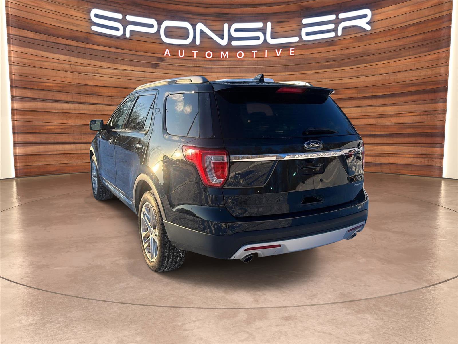 Used 2016 Ford Explorer XLT w/ Equipment Group 202A image 3