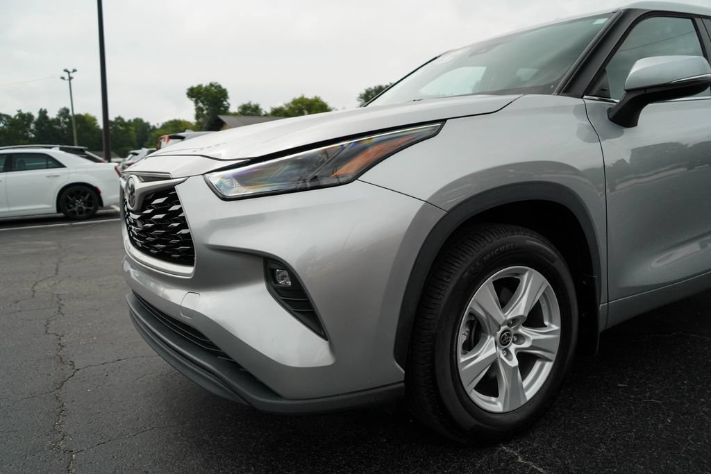 Used 2023 Toyota Highlander LE AWD/4WD image 17