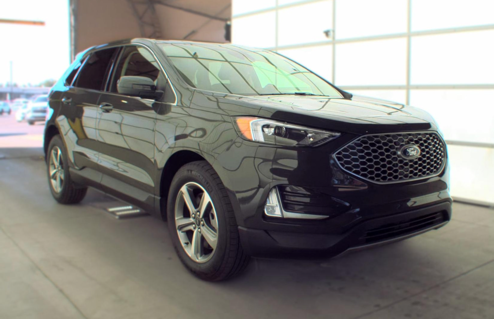 Used 2024 Ford Edge SEL w/ Convenience Package AWD/4WD image 3