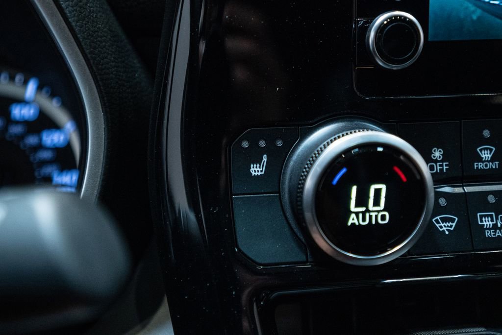 Used 2023 Toyota Highlander XLE AWD/4WD image 27