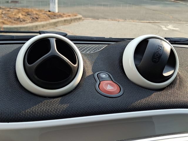 Used 2016 smart fortwo passion RWD image 18