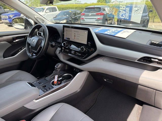 Used 2023 Toyota Highlander Platinum FWD image 19