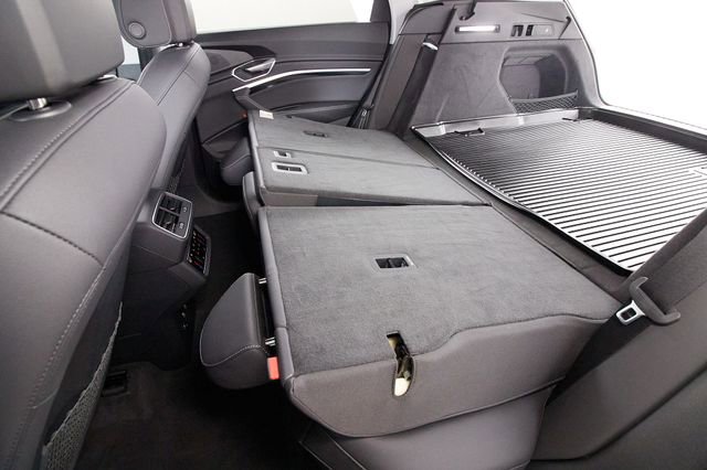 Used 2023 Audi e-tron Premium Plus w/ Premium Plus Package AWD/4WD image 29