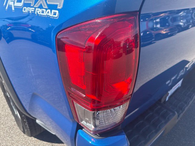 Used 2017 Toyota Tacoma TRD Off-Road w/ Premium & Technology Package AWD/4WD image 10