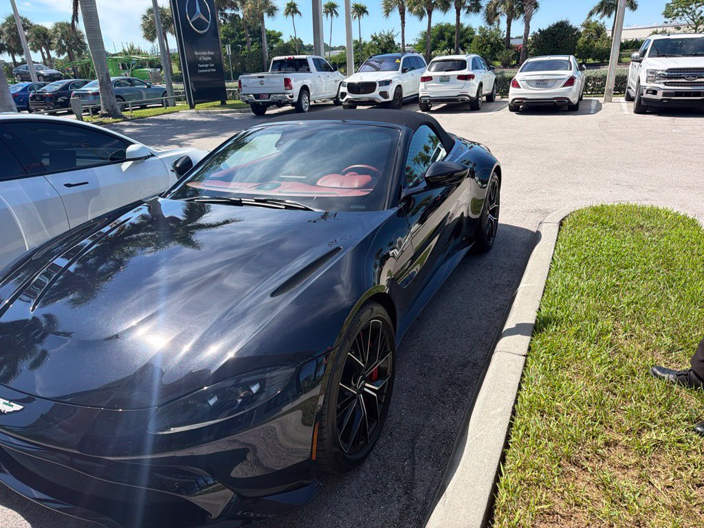 Used 2022 Aston Martin V8 Vantage Roadster RWD image 2