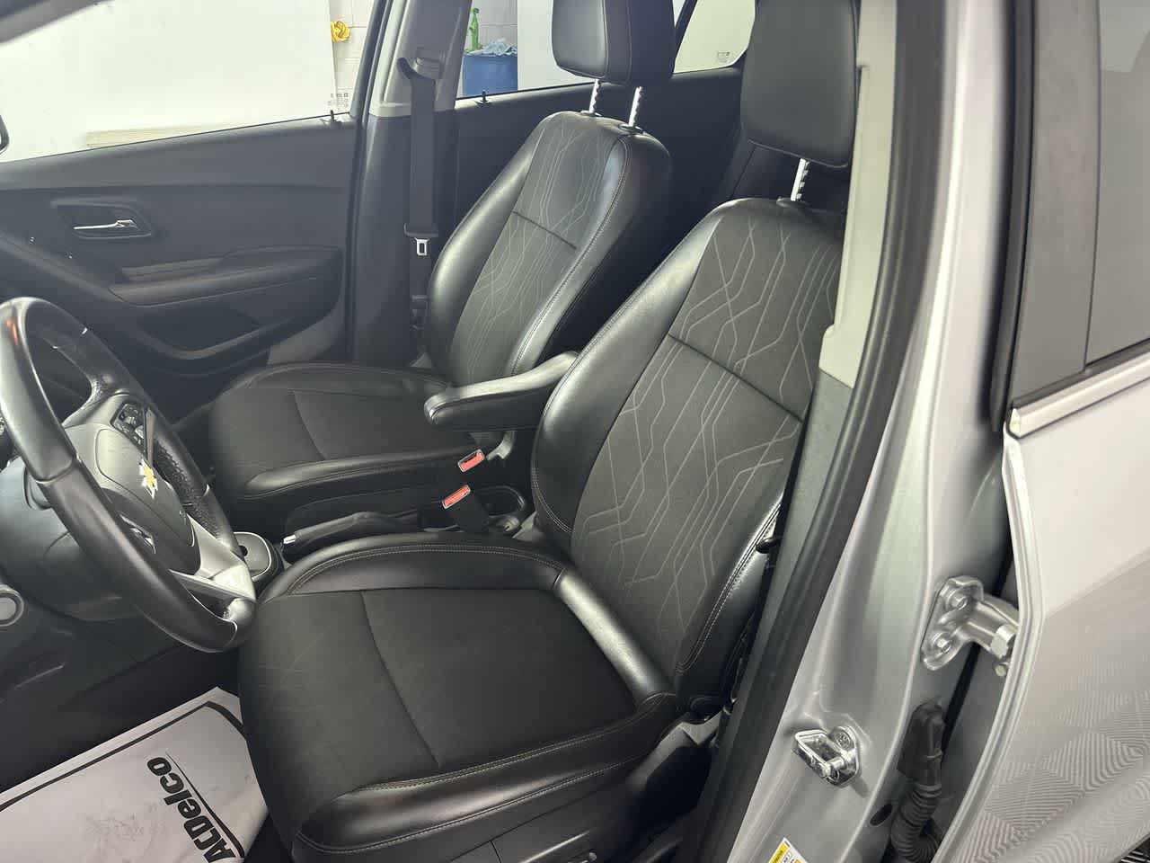 Used 2019 Chevrolet Trax LT w/ LT Convenience Package AWD/4WD image 4