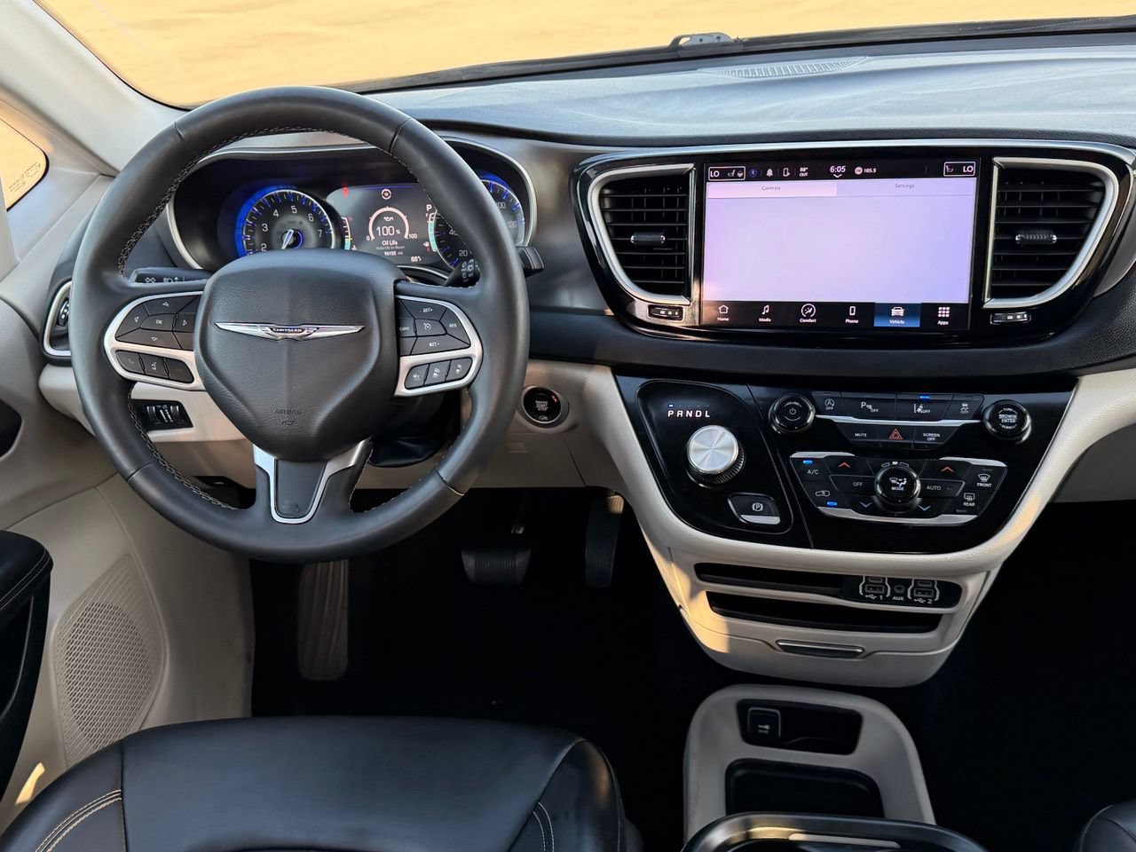 Used 2023 Chrysler Pacifica Touring-L FWD image 12