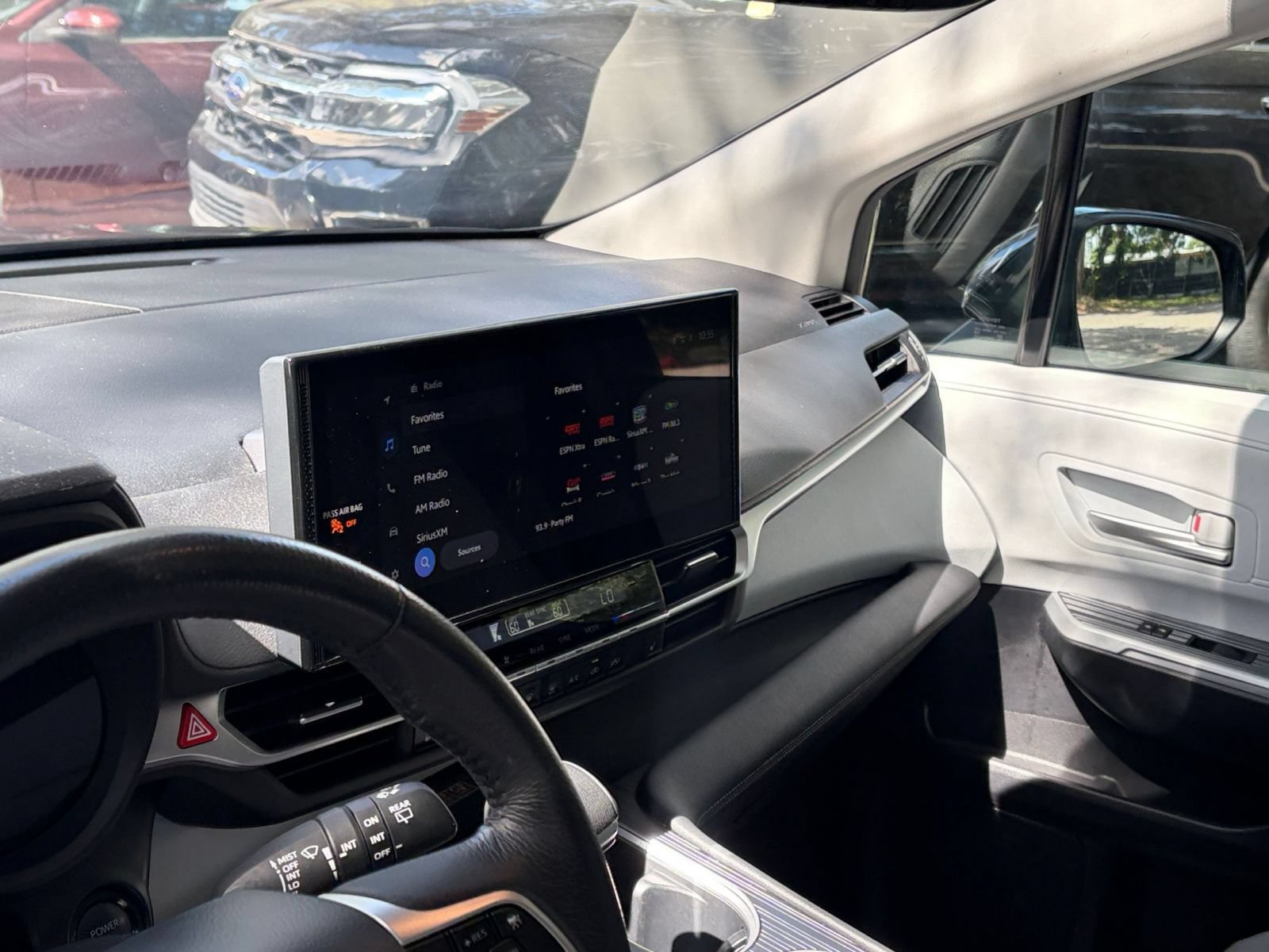 Used 2025 Toyota Sienna XLE FWD image 38