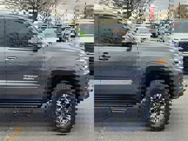 Used 2018 Toyota Tacoma TRD Off-Road image 2