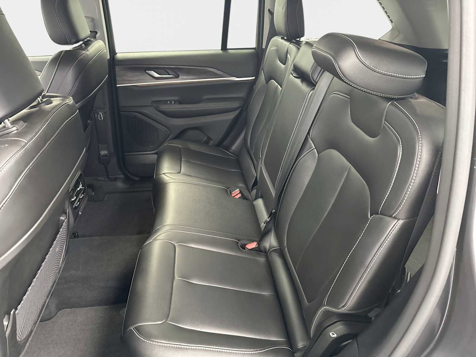 Used 2023 Jeep Grand Cherokee Limited image 29