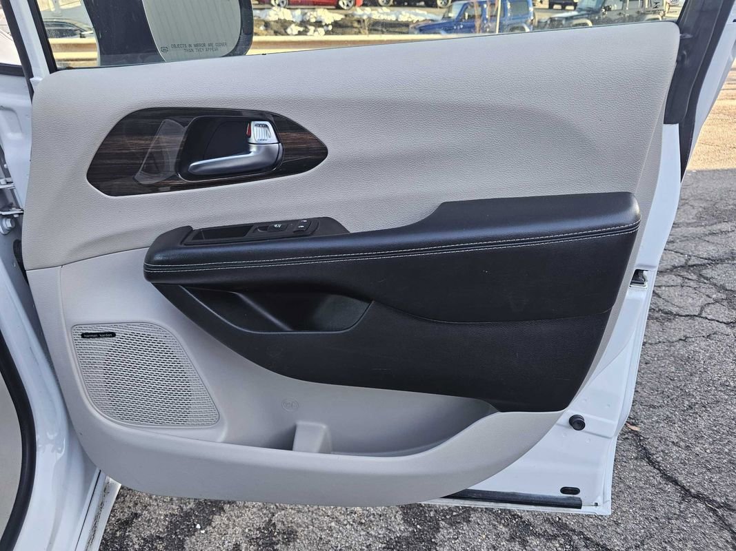 Used 2023 Chrysler Pacifica Limited w/ Uconnect Theater Family Group image 13