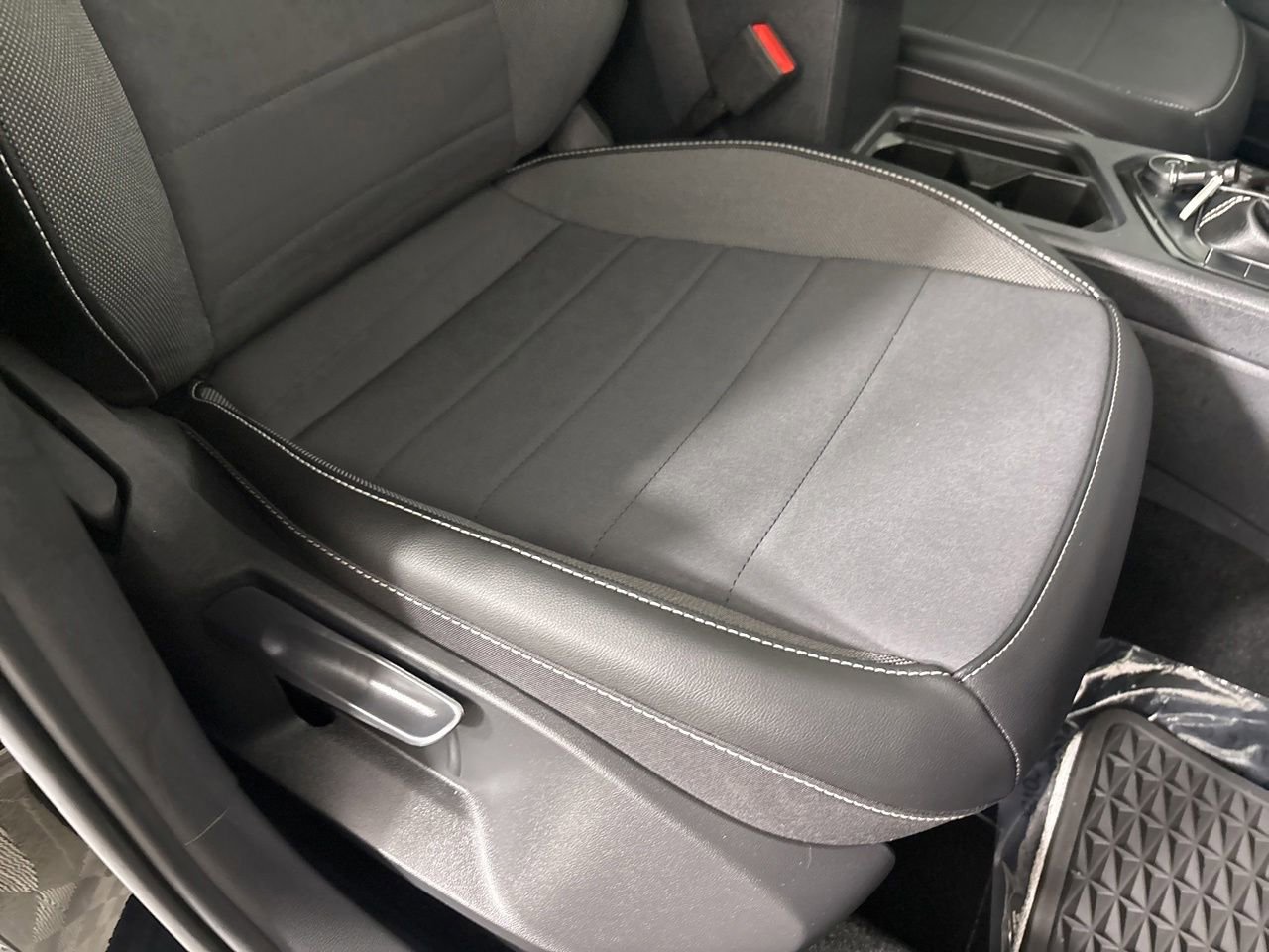 Used 2023 Volkswagen Taos SE w/ Panoramic Sunroof Package AWD/4WD image 27