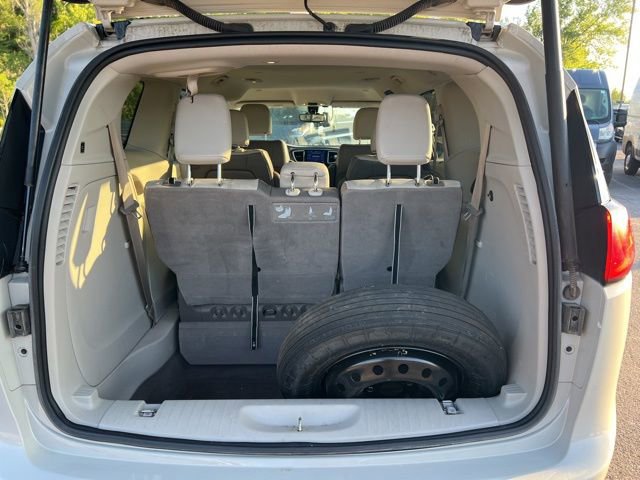 Used 2017 Chrysler Pacifica Touring-L w/ Tire & Wheel Group FWD image 20