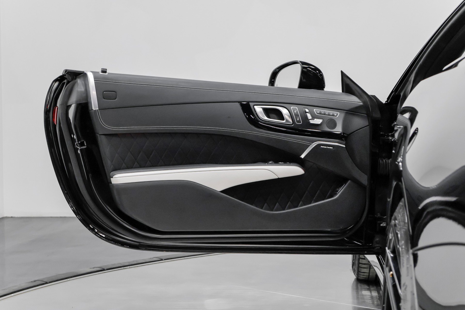 Used 2015 Mercedes-Benz SL 63 AMG w/ Driver Assistance Package image 30