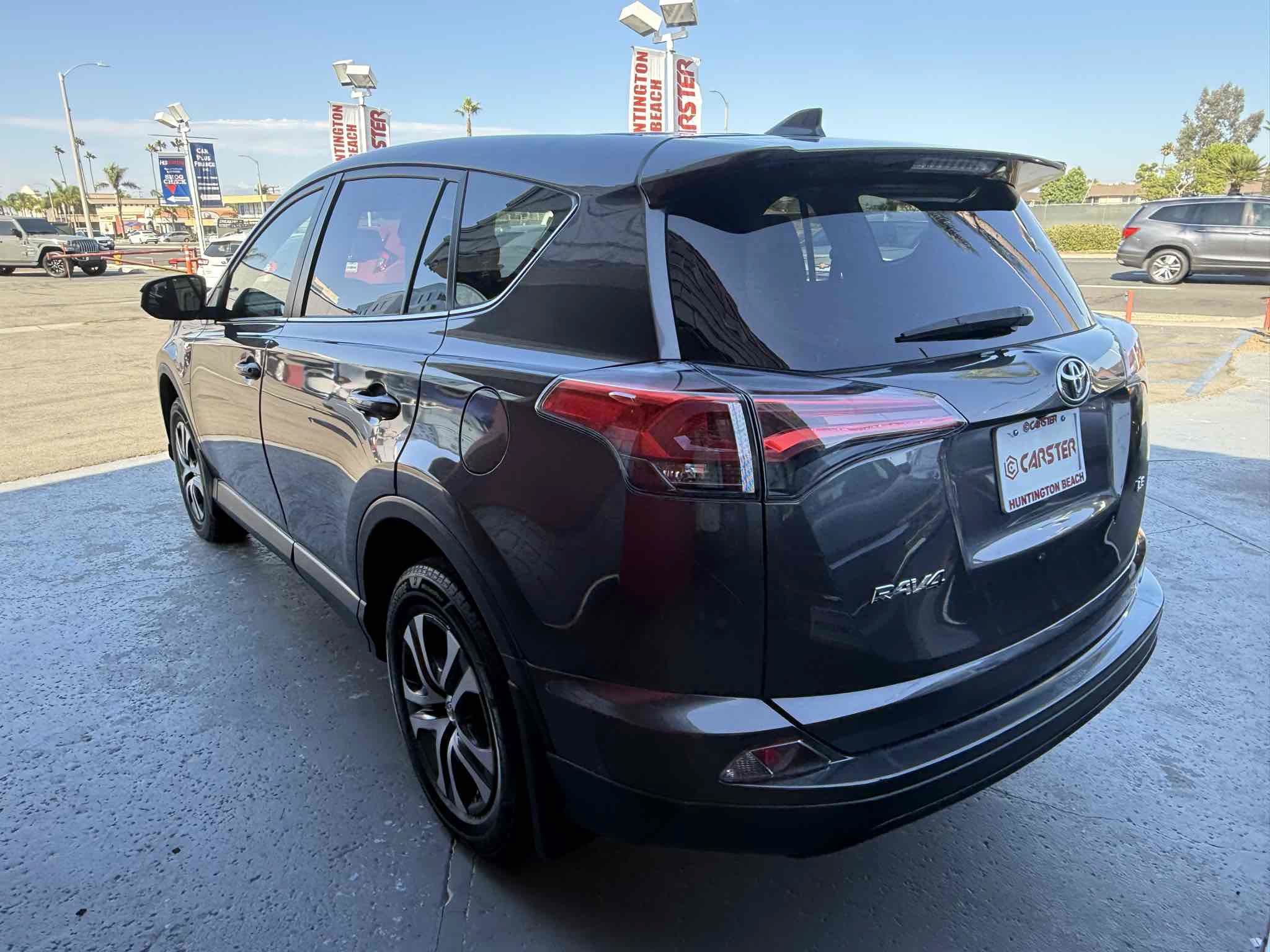 Used 2018 Toyota RAV4 LE w/ All Weather Liner Package FWD image 5