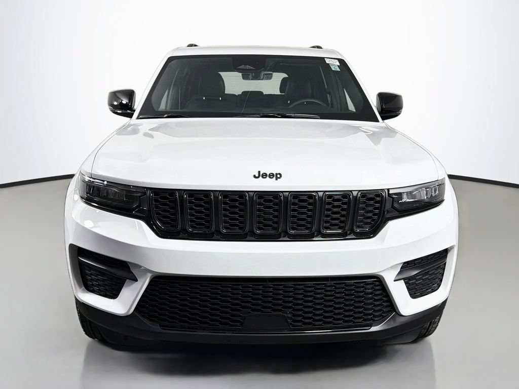 Used 2025 Jeep Grand Cherokee Altitude AWD/4WD image 2