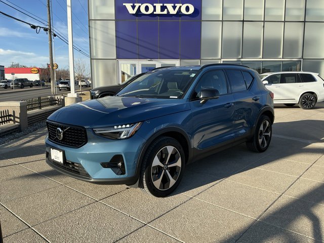 Used 2025 Volvo XC40 B5 Plus image 2