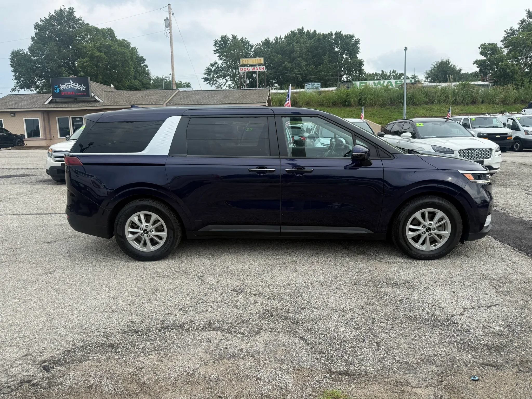 Used 2024 Kia Carnival LX FWD image 2