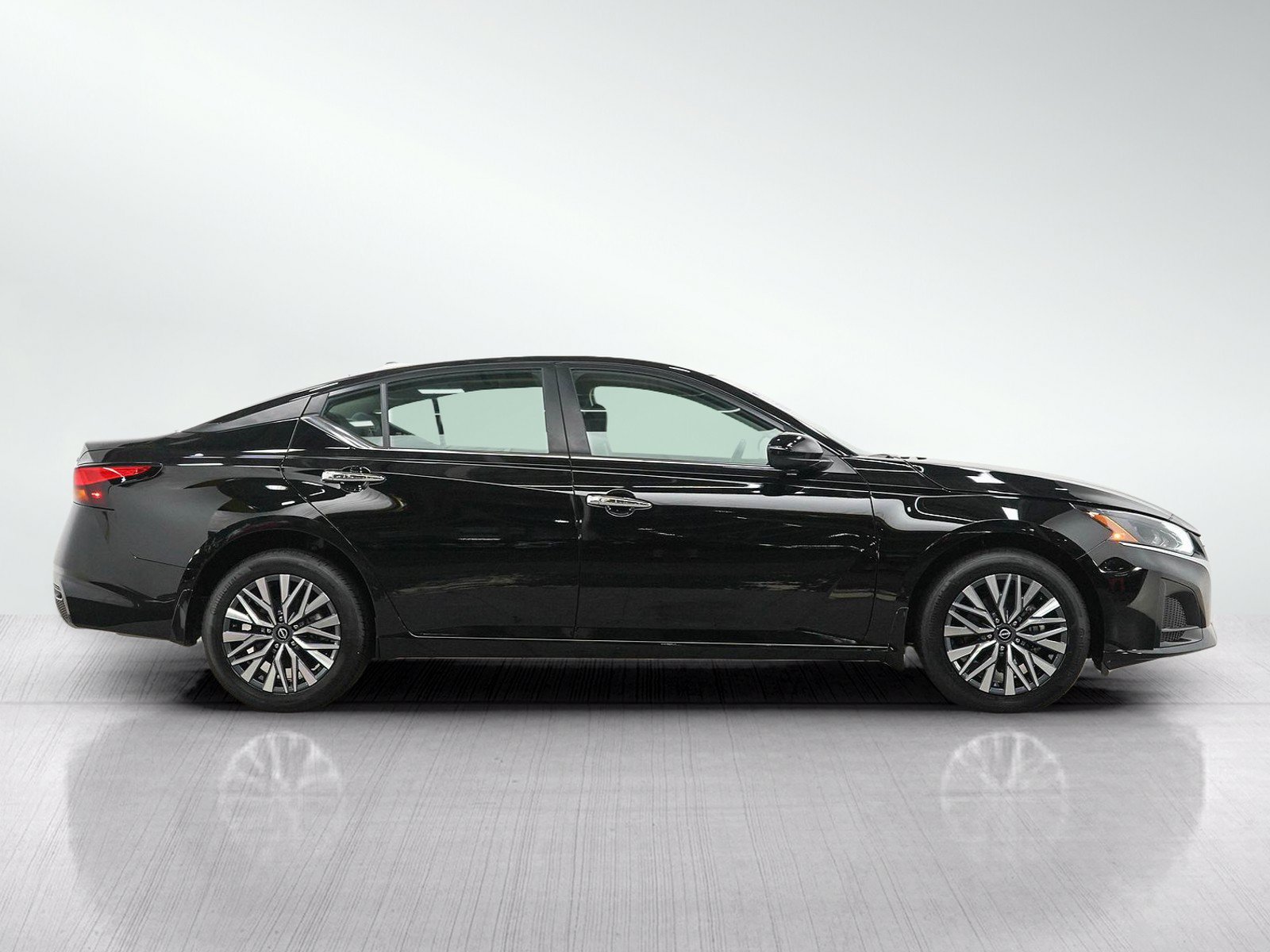 Used 2023 Nissan Altima 2.5 SV w/ SV Premium Package AWD/4WD image 6