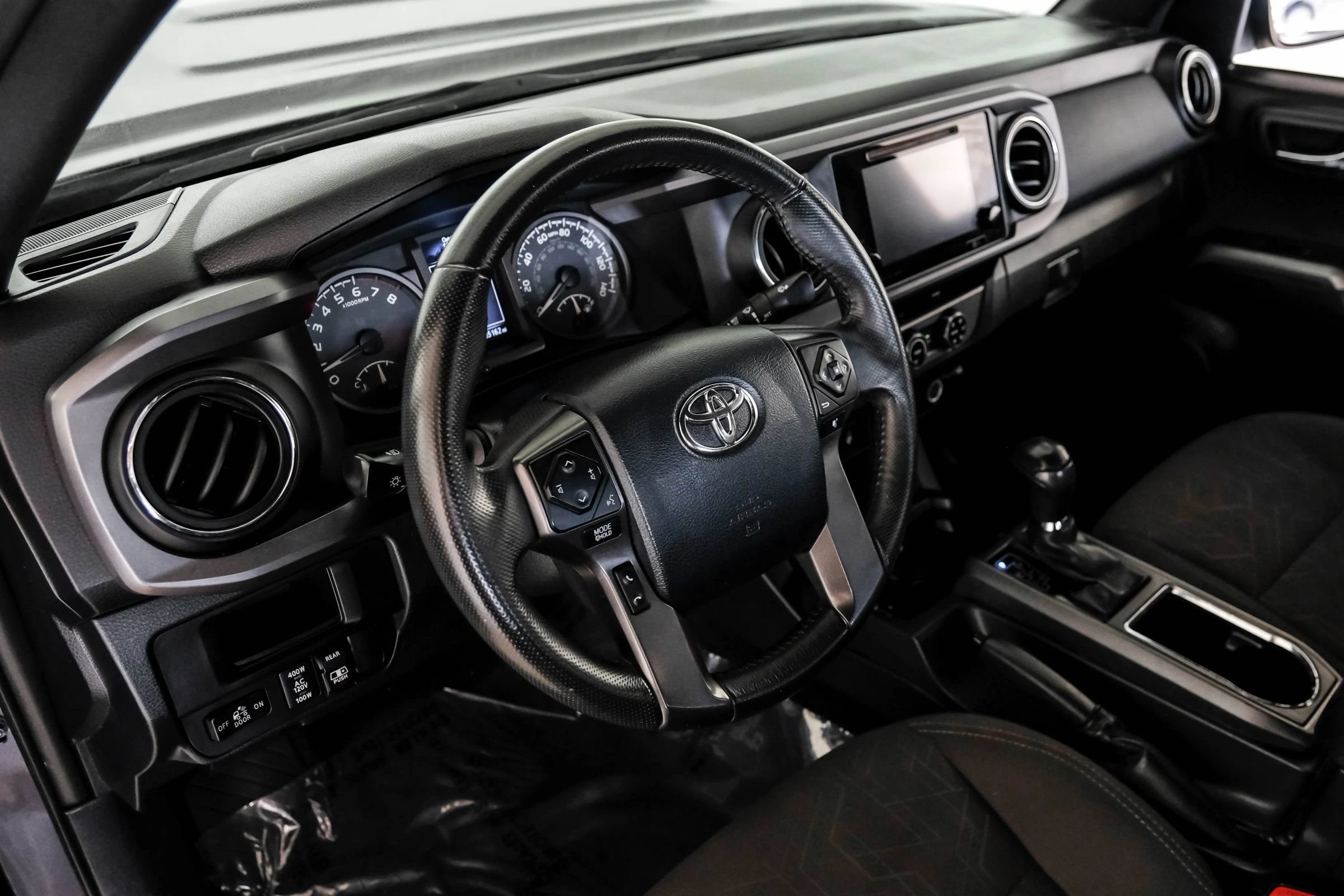 Used 2017 Toyota Tacoma TRD Sport w/ Tow Package (A/T) AWD/4WD image 2