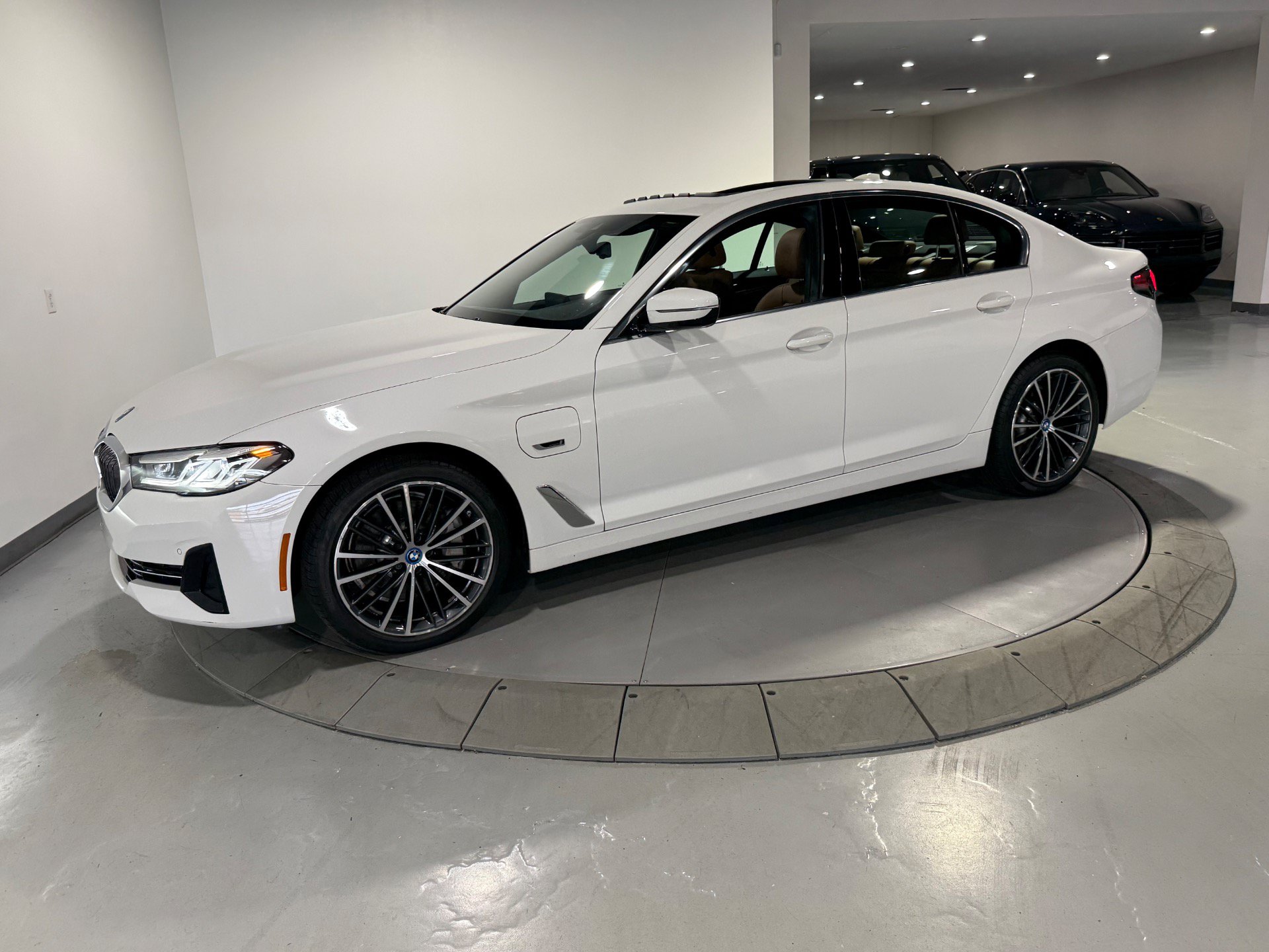 Used 2023 BMW 530e xDrive w/ Convenience Package AWD/4WD image 14