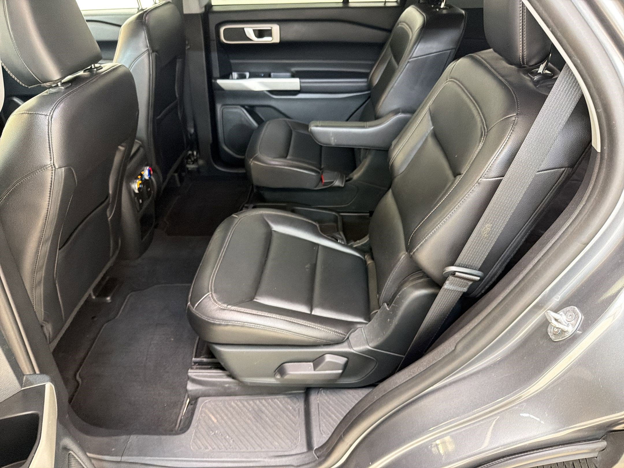 Used 2021 Ford Explorer XLT w/ Equipment Group 202A AWD/4WD image 14