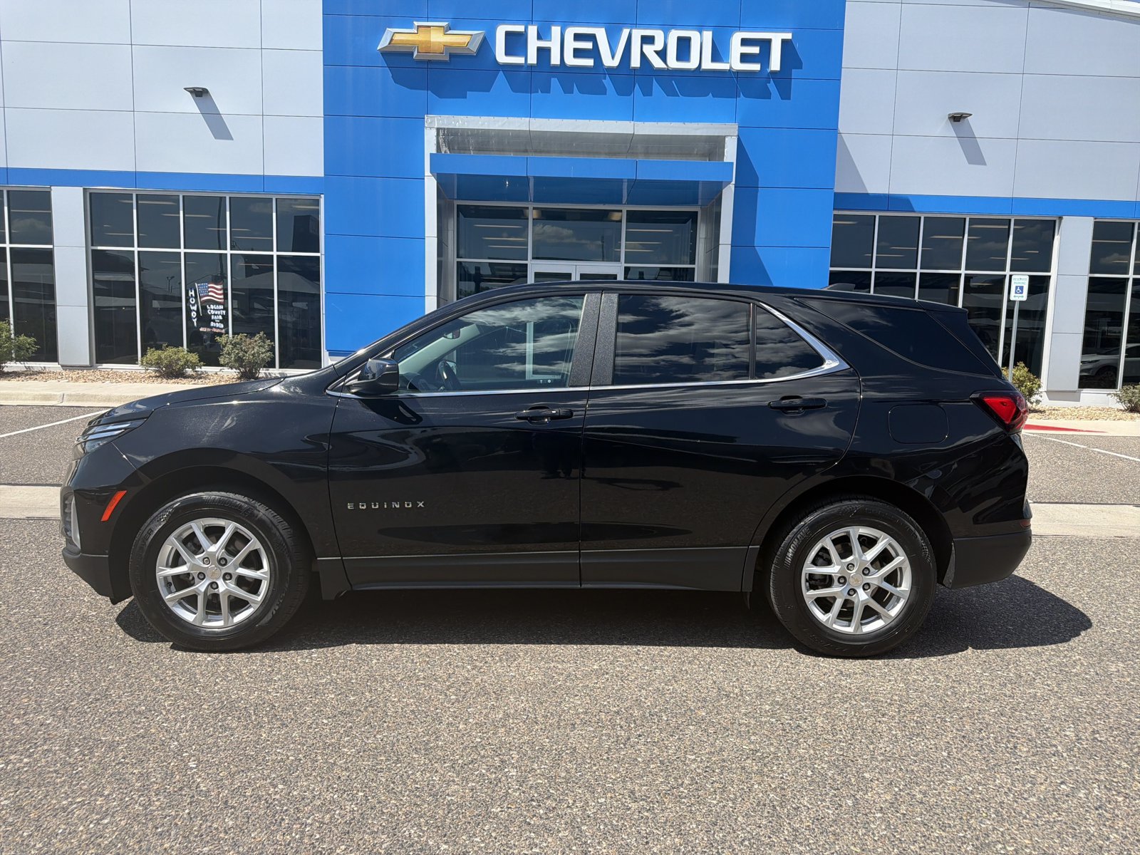 Used 2024 Chevrolet Equinox LT AWD/4WD image 2