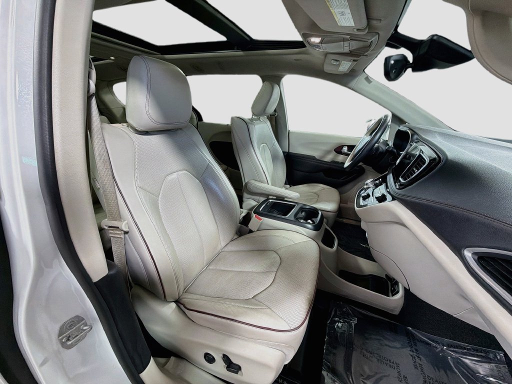 Used 2017 Chrysler Pacifica Limited w/ UConnect Theater Package FWD image 33