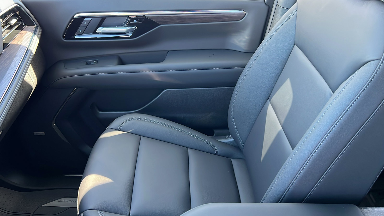 New 2026 Chevrolet Suburban LT w/ Comfort Package image 24