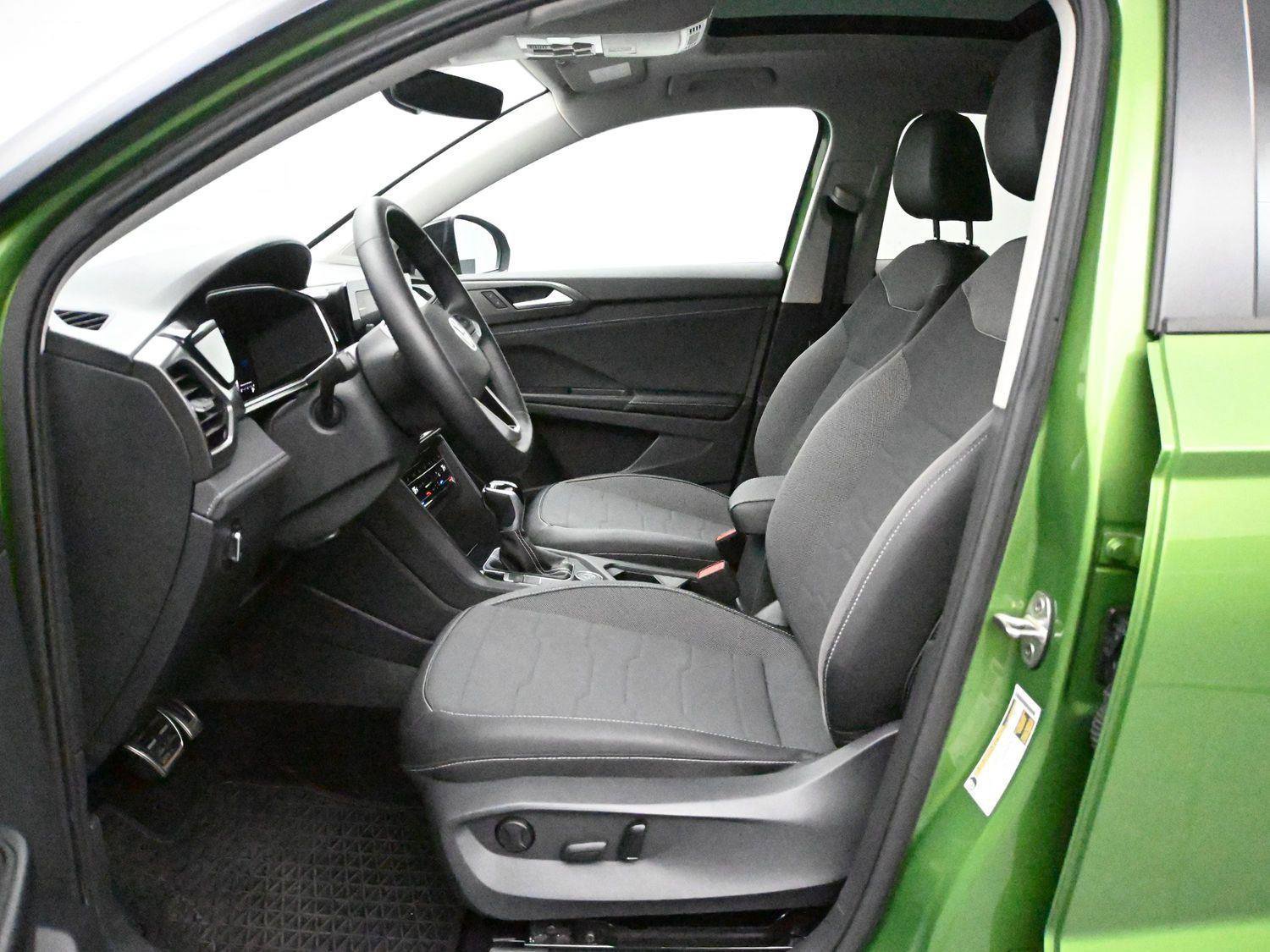 Certified 2025 Volkswagen Taos SE AWD/4WD image 7