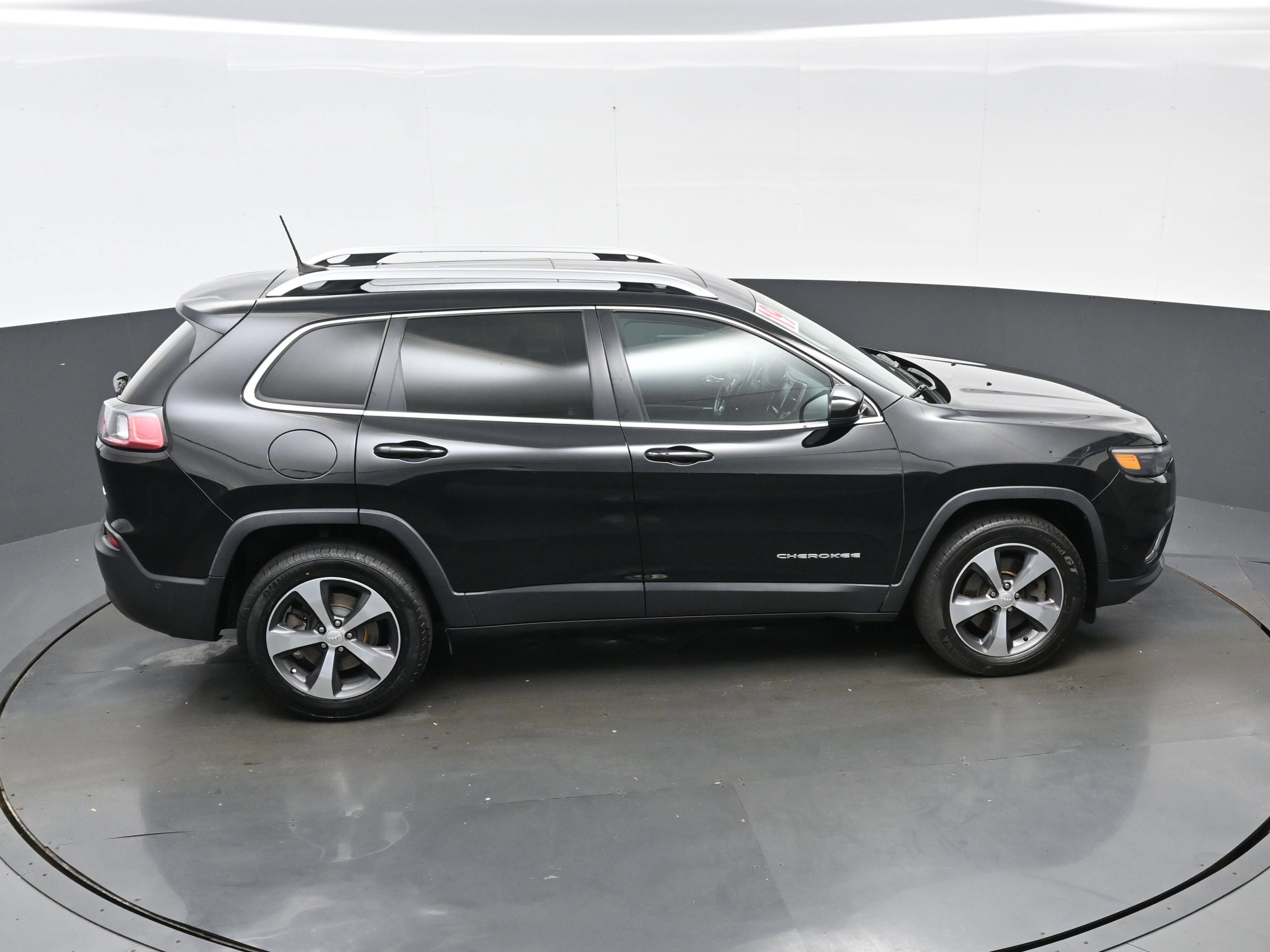 Used 2019 Jeep Cherokee Limited w/ Luxury Group AWD/4WD image 43