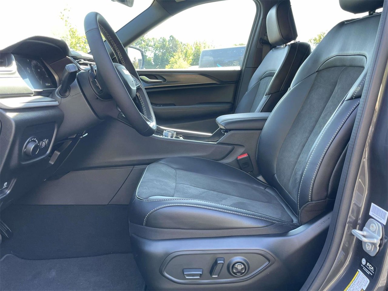 New 2025 Jeep Grand Cherokee Altitude image 23