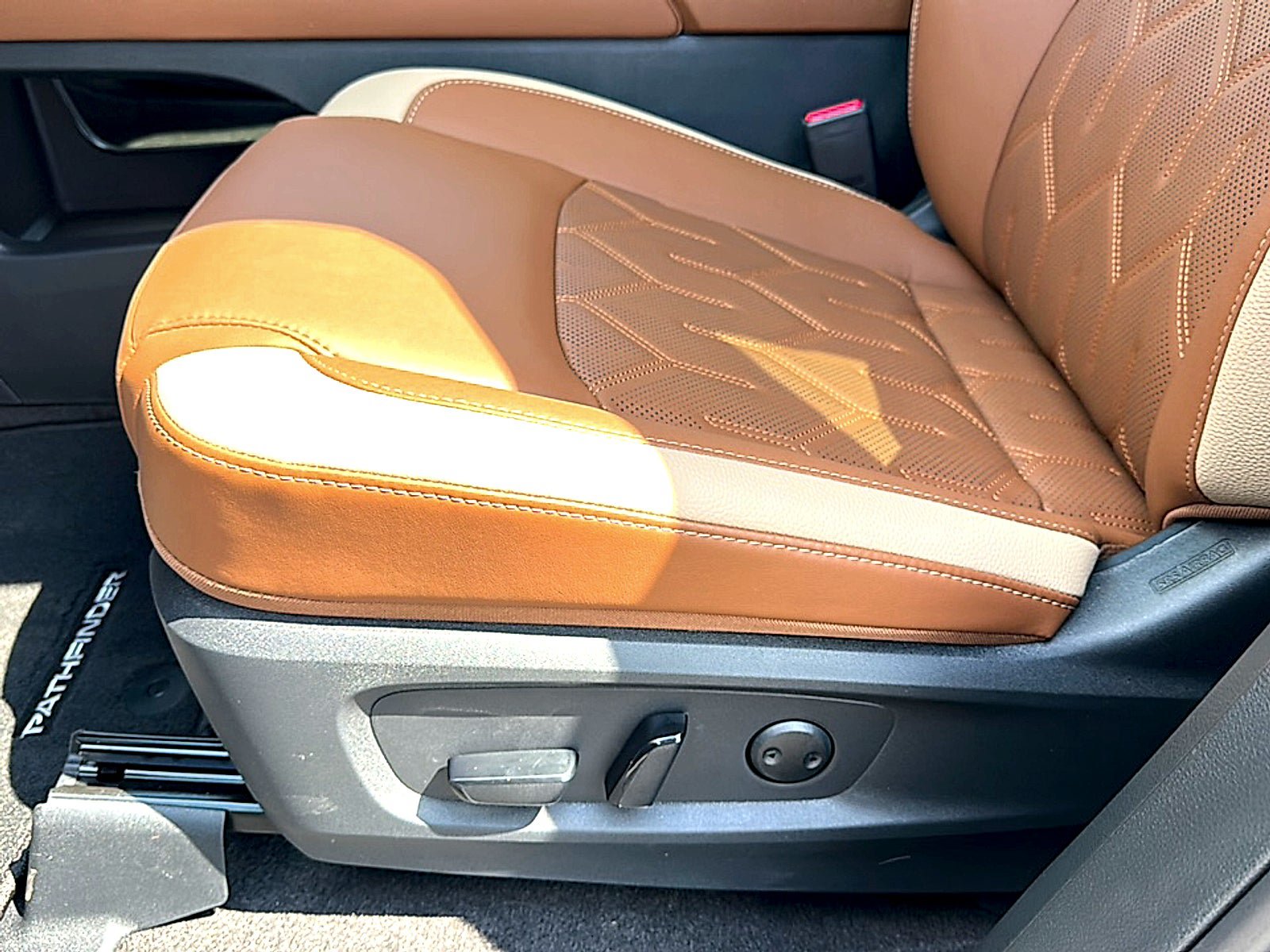New 2026 Nissan Pathfinder Platinum FWD image 12