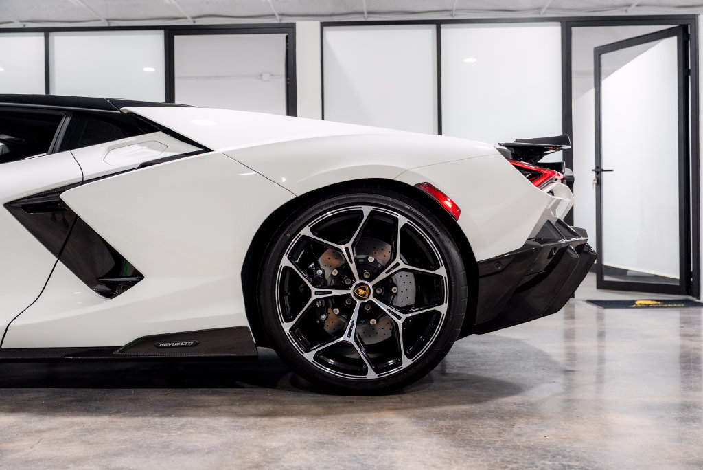 Used 2025 Lamborghini Revuelto AWD/4WD image 27
